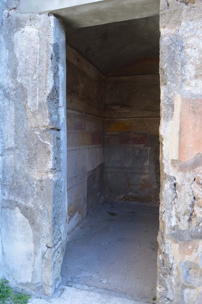 V.2.h Pompeii. October 2017. Looking south through doorway from atrium into cubiculum �g�.
Foto Taylor Lauritsen, ERC Grant 681269 D�COR.
