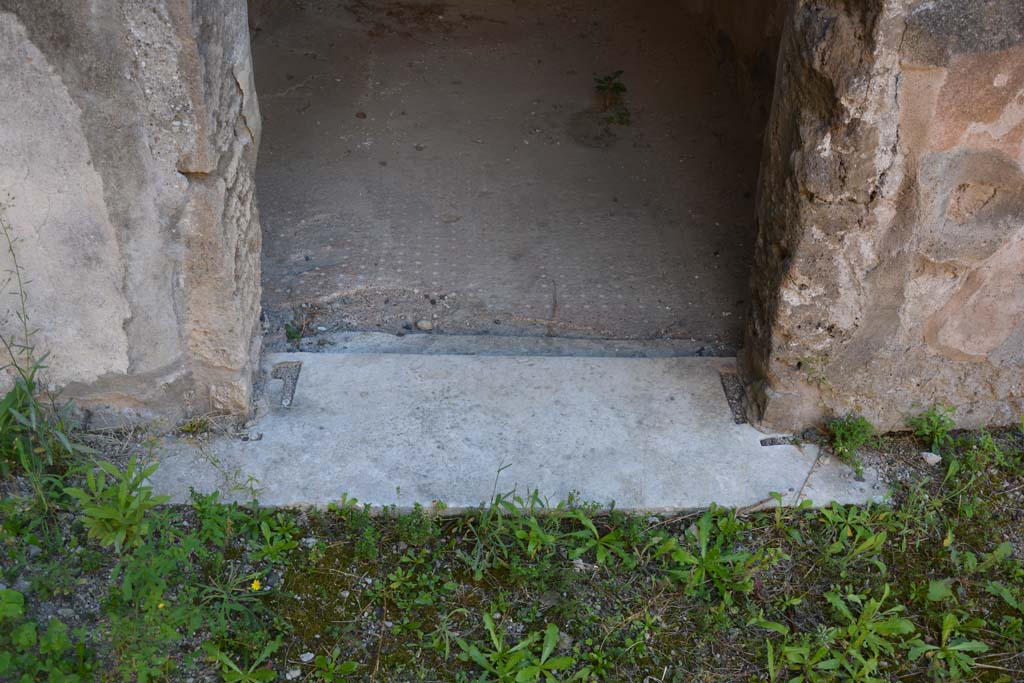 V.2.h Pompeii. October 2019. Cubiculum �g�, looking south to threshold of doorway and flooring in cubiculum.
Foto Annette Haug, ERC Grant 681269 D�COR.
