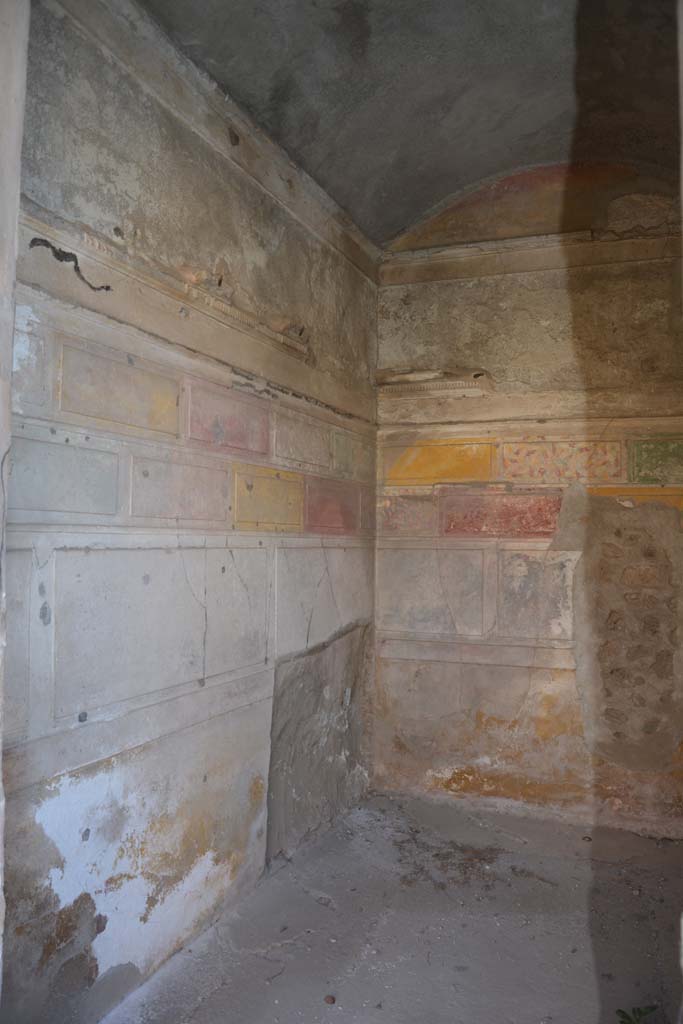V.2.h Pompeii. October 2019. 
Cubiculum �g�, looking south along east wall towards south-east corner with bed recess.
Foto Annette Haug, ERC Grant 681269 D�COR.
