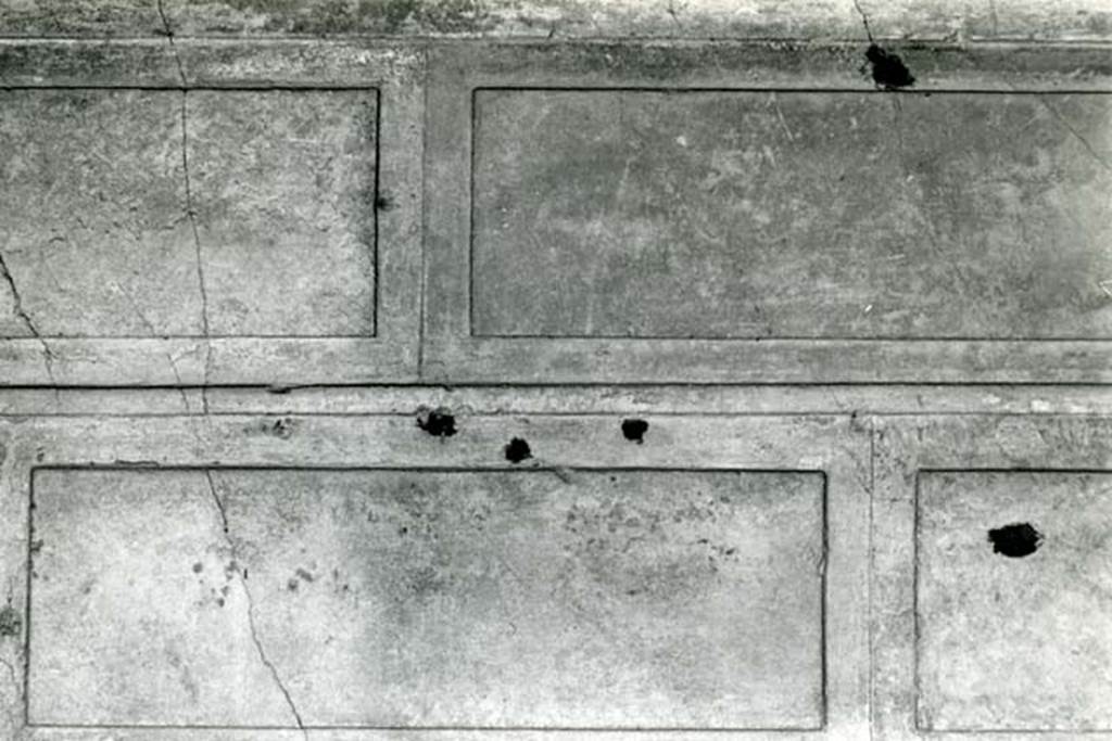 V.2.h Pompeii. 1972. Casa del Cenacolo, cubiculum g, left E wall, detail of execution.  
Photo courtesy of Anne Laidlaw.
American Academy in Rome, Photographic Archive. Laidlaw collection _P_72_19_34.
