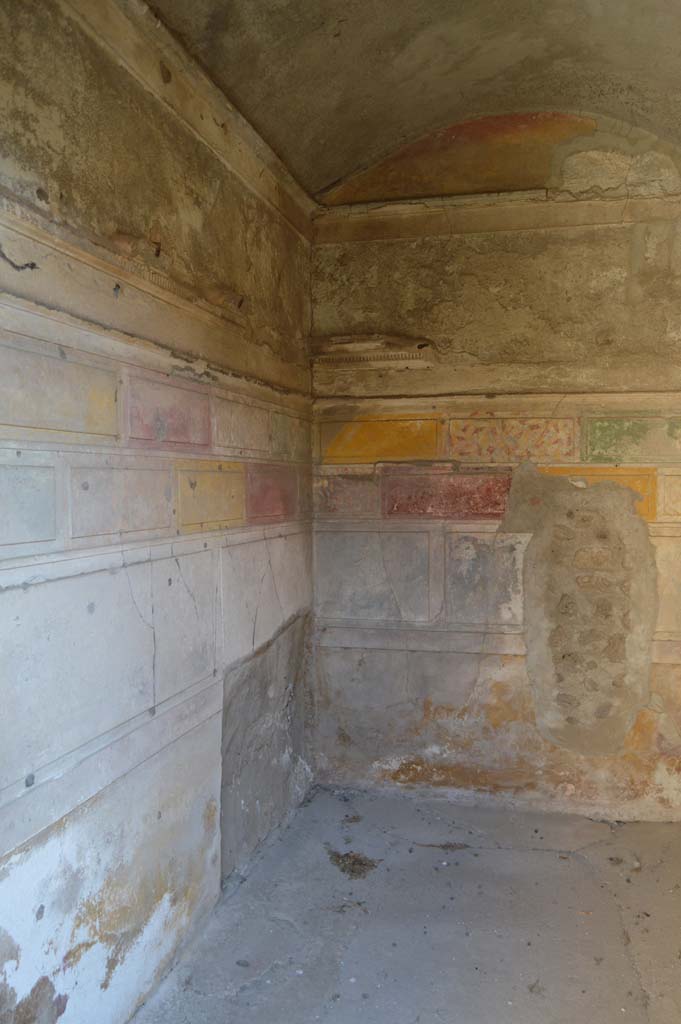 V.2.h Pompeii. October 2017. 
Room �g�, looking south along the east wall with bed recess in the south-east corner.
Foto Taylor Lauritsen, ERC Grant 681269 D�COR.

