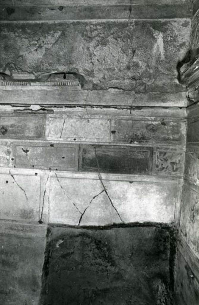 V.2.h Pompeii. 1972. Casa del Cenacolo, cubiculum g, left E wall in SE corner.  
Photo courtesy of Anne Laidlaw.
American Academy in Rome, Photographic Archive. Laidlaw collection _P_72_19_13.

