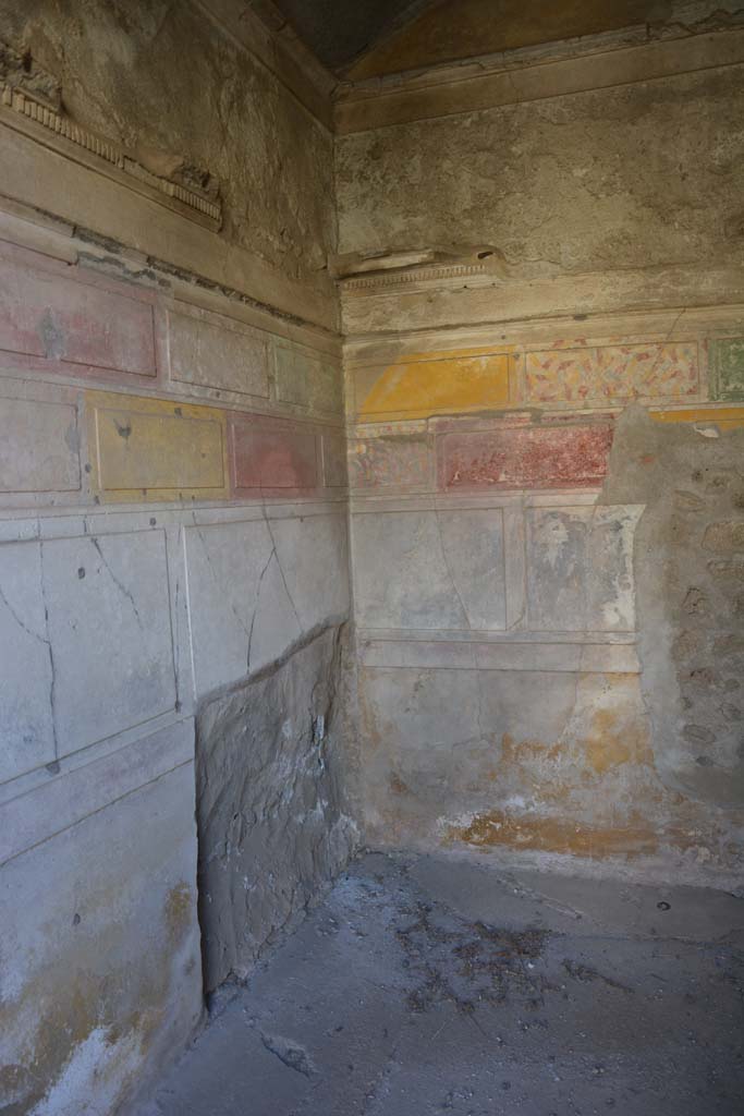 V.2.h Pompeii. October 2019. Cubiculum �g�, looking towards south-east corner.
Foto Annette Haug, ERC Grant 681269 D�COR.
