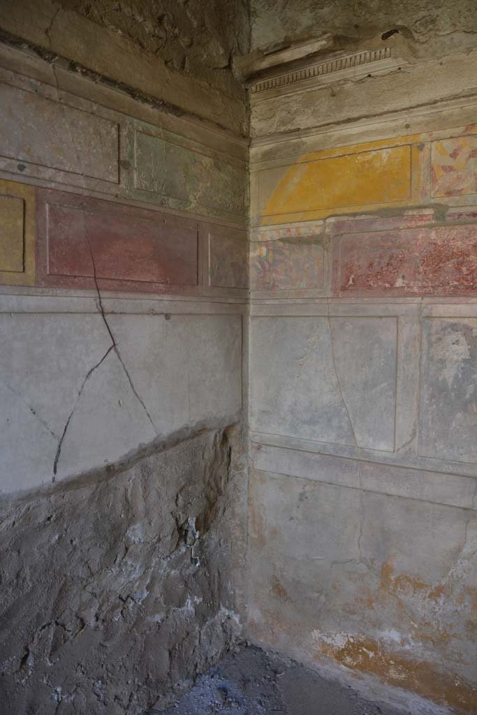 V.2.h Pompeii. October 2019. Cubiculum �g�, south-east corner with bed recess in east wall.
Foto Annette Haug, ERC Grant 681269 D�COR
