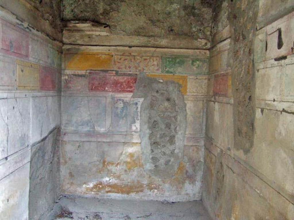 V.2.h Pompeii. December 2005. Room �g� east, south and west walls, looking south.