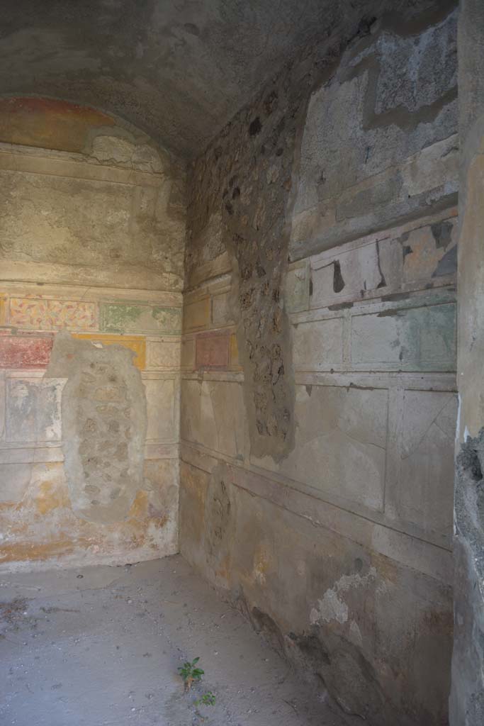 V.2.h Pompeii. October 2019. 
Cubiculum �g�, looking south along west wall towards south-west corner.
Foto Annette Haug, ERC Grant 681269 D�COR.

