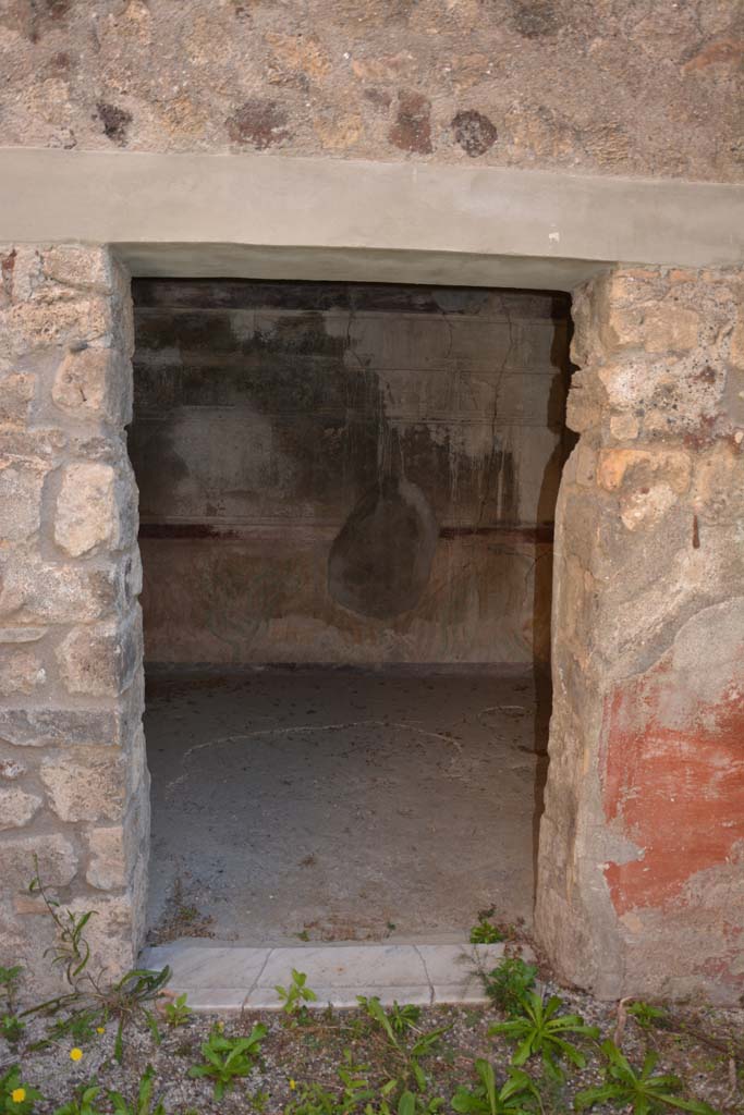 V.2.h Pompeii. October 2019. Room �i�, looking east through doorway.
Foto Annette Haug, ERC Grant 681269 D�COR.
