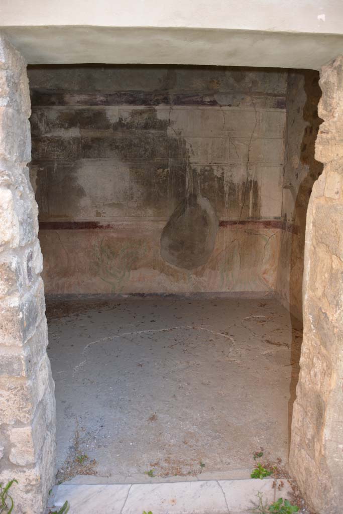 V.2.h Pompeii. October 2019. Room �i�, looking east across doorway threshold and flooring.
Foto Annette Haug, ERC Grant 681269 D�COR.
