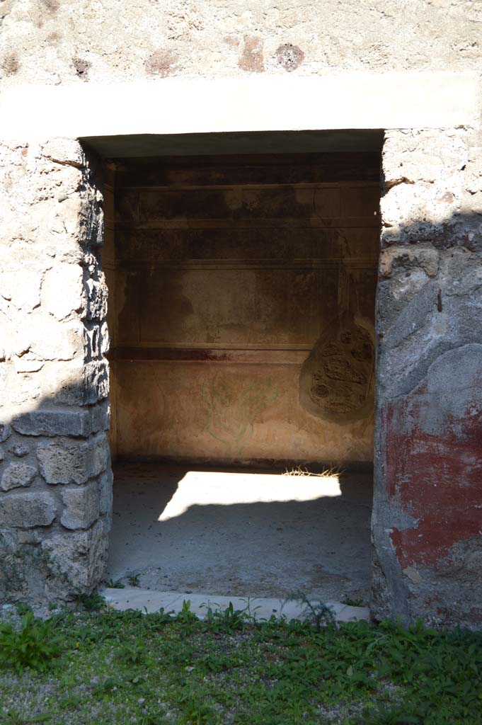 V.2.h Pompeii. October 2017. Doorway into room �i�, looking east.
Foto Taylor Lauritsen, ERC Grant 681269 D�COR.
