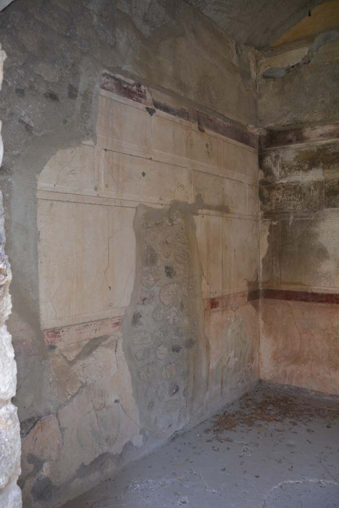 V.2.h Pompeii. October 2019. Room �i�, north wall, looking east from doorway.
Foto Annette Haug, ERC Grant 681269 D�COR.


