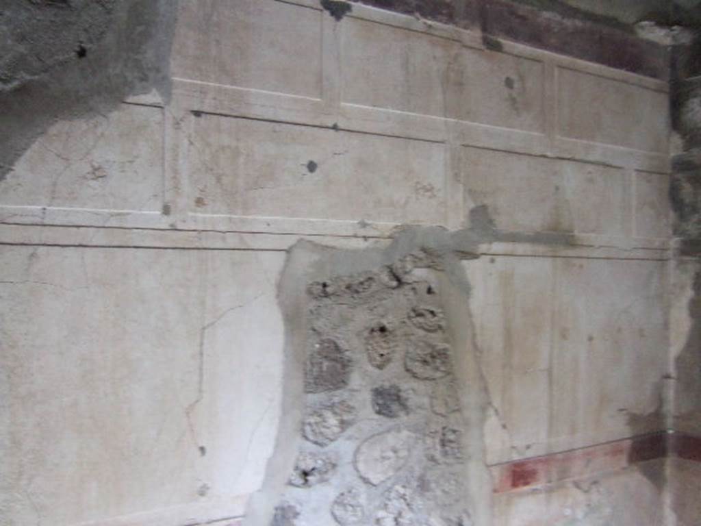 V.2.h Pompeii. December 2005. Cubiculum �i� had a small threshold of marble, and the remains of an iron hinge. It also had a well preserved floor of signinum in the most part, and was decorated in the First Style. It was nearly all lacking on the south wall, and on most part of the west wall. 