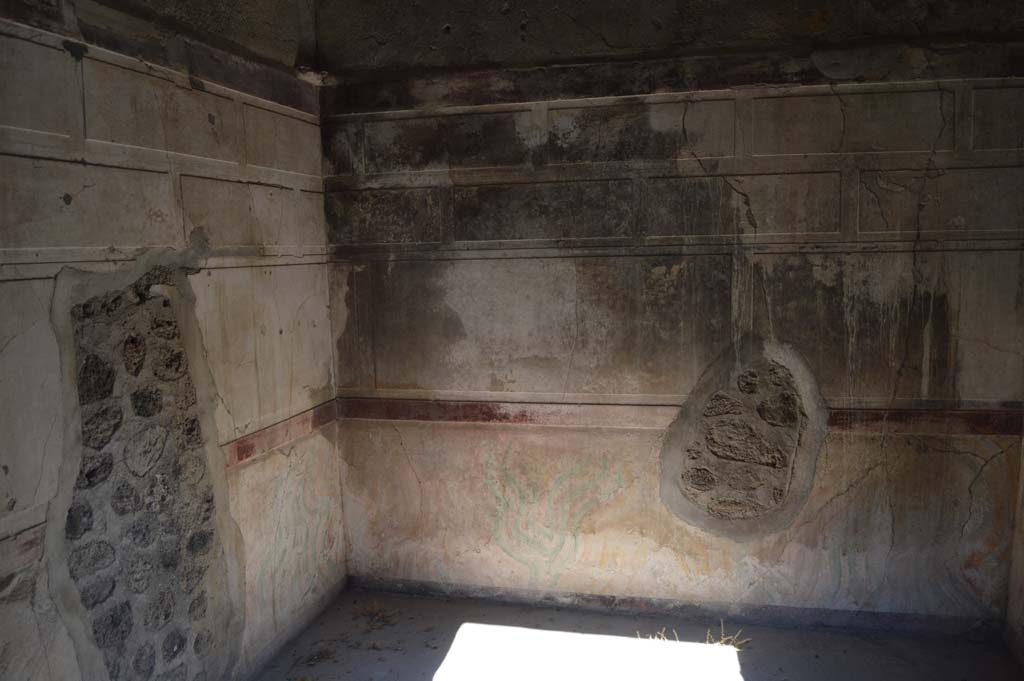 V.2.h Pompeii. October 2017. Room �i�, looking towards north wall, north-east corner, and east wall. 
Foto Taylor Lauritsen, ERC Grant 681269 D�COR.
