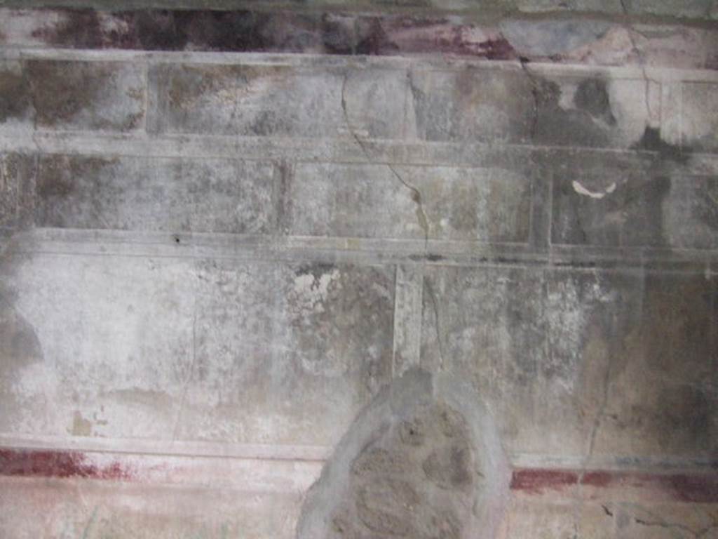 V.2.h Pompeii. December 2005. First Style wall decoration on east wall of room i.