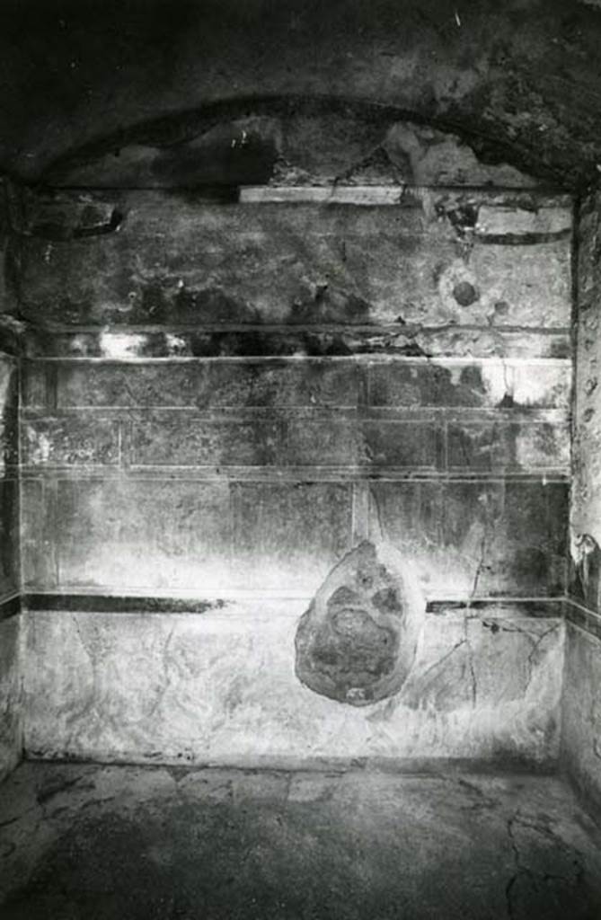 V.2.h Pompeii. 1972. Cubiculum �i�, back E wall, overall. Photo courtesy of Anne Laidlaw.
American Academy in Rome, Photographic Archive. Laidlaw collection _P_72_20_18.
(Note - this description has been altered as it was described as Cubiculum g, south wall).
.
