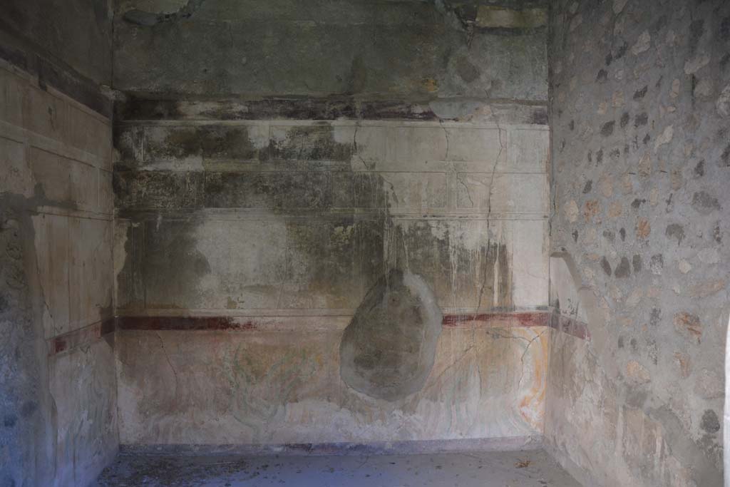 V.2.h Pompeii. October 2019. Room �i�, north-east corner, east wall and south wall, on right.
Foto Annette Haug, ERC Grant 681269 D�COR.
