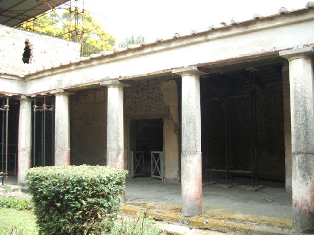 V.2.i Pompeii. May 2005. Room 23, south side of Rhodian peristyle.  
