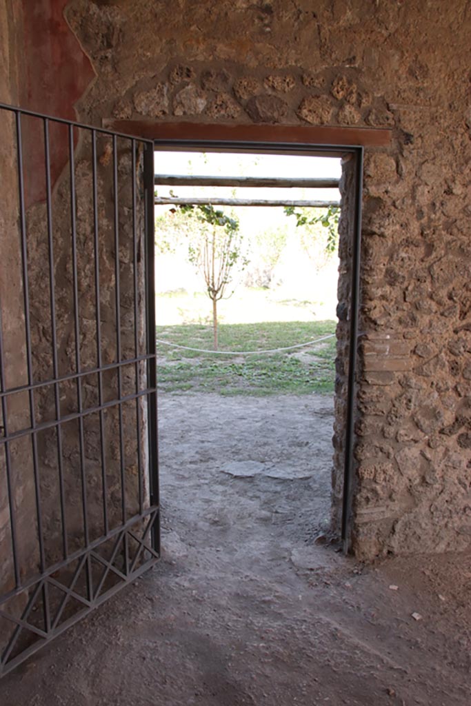 V.2.i Pompeii. October 2023. 
Doorway at east end of north portico into large garden 25. Photo courtesy of Klaus Heese.

