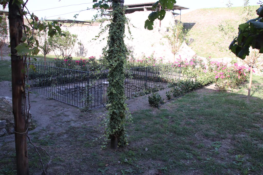 V.2.i Pompeii. October 2023. Area 25, looking north-east across garden towards fountain pool. Photo courtesy of Klaus Heese.

