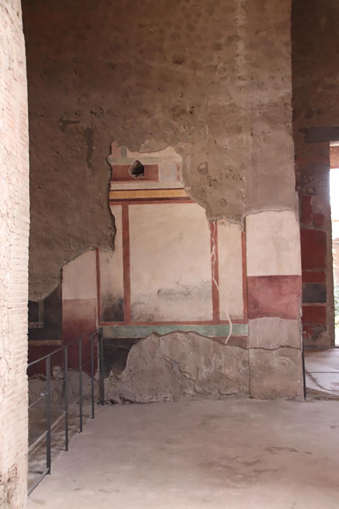 V.2.i Pompeii.  October 2023. 
Room 1, south wall of atrium in south-east corner, next to east ala 5, on left. 
Photo courtesy of Klaus Heese.
