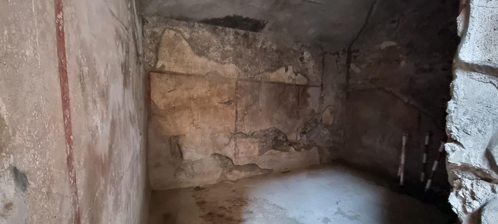 V.2.i Pompeii. December 2023. Room 2a, looking west through doorway. Photo courtesy of Miriam Colomer.