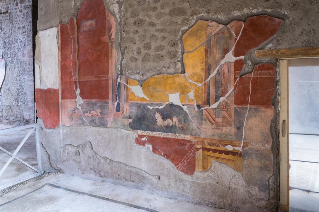 V.2.i Pompeii. March 2023. Looking towards east wall of tablinum. Photo courtesy of Johannes Eber.

