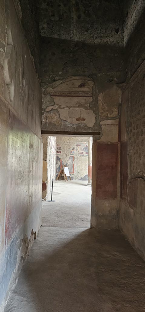 V.2.i Pompeii. December 2023.
Corridor 10, looking towards north end and doorway to atrium. 
Photo courtesy of Miriam Colomer.
