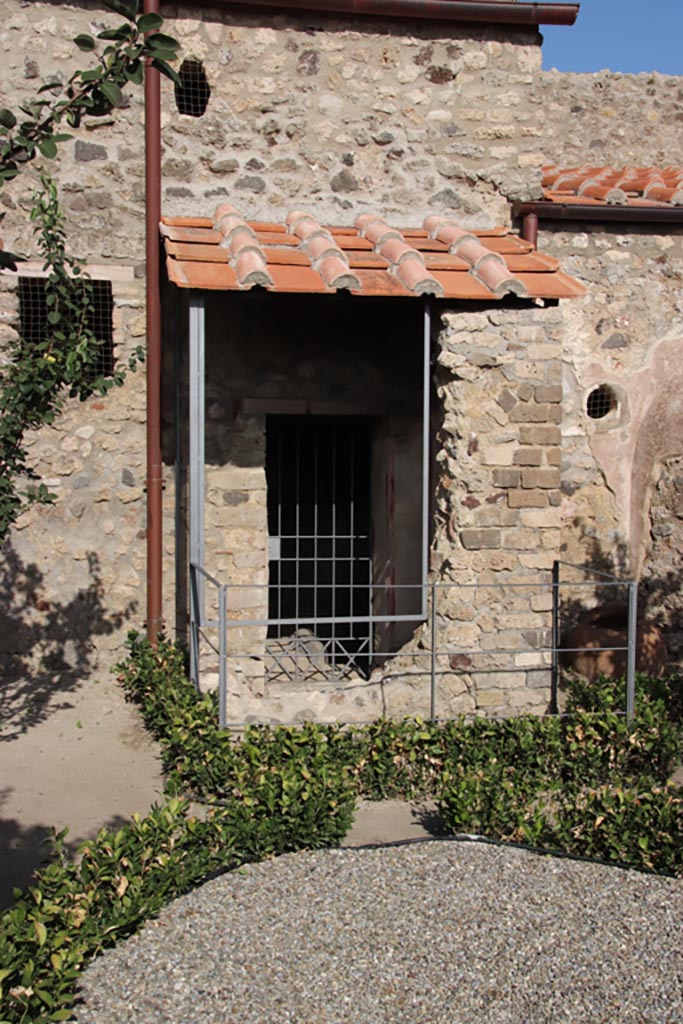 V.2.i Pompeii. October 2023. 
Room 13, latrine, looking east from garden 12. Photo courtesy of Klaus Heese.
