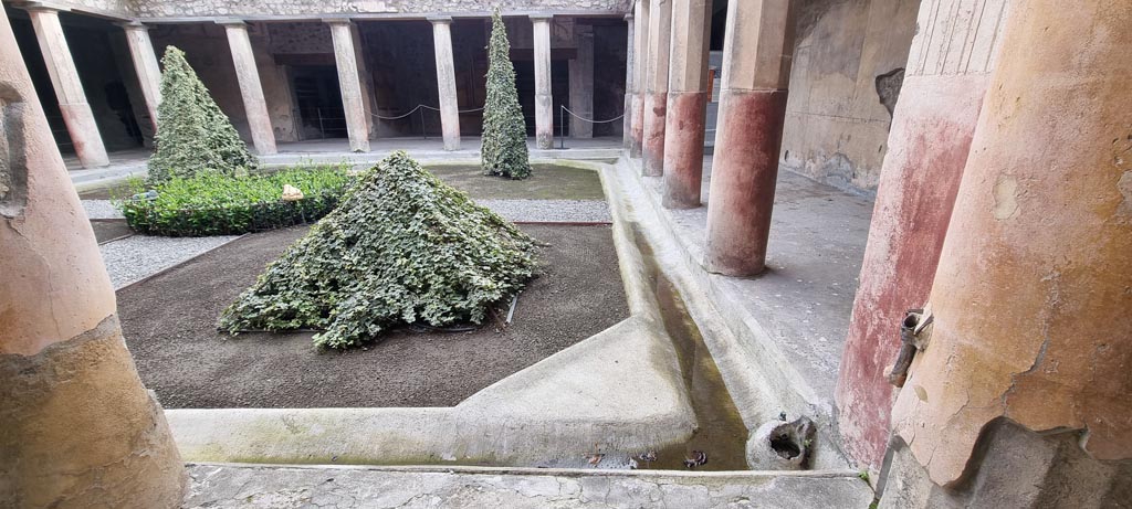 V.2.i Pompeii. December 2023. Room 23, looking south from north-west corner. Photo courtesy of Miriam Colomer.