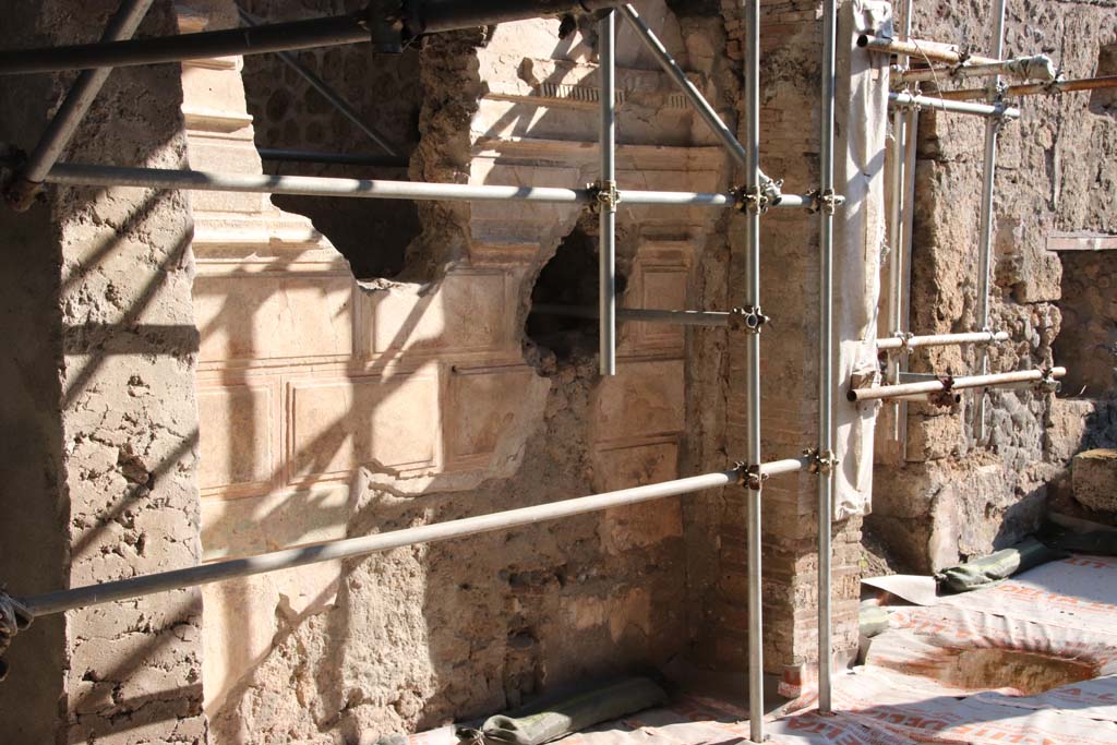 V.2.Pompeii. Casa di Orione. September 2021. 
A7, tablinum, looking south-west towards south wall, with peristyle/garden, on right. Photo courtesy of Klaus Heese.

