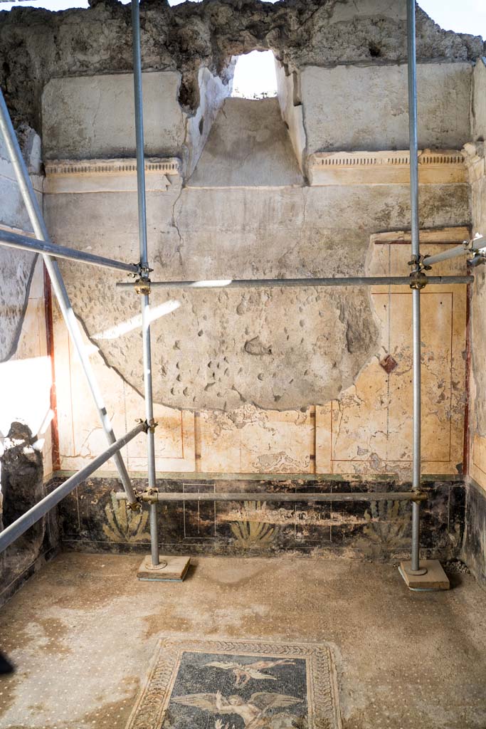 V.2, Pompeii. Casa di Orione. October 2021.
Ala 13, looking towards south wall. Photo courtesy of Johannes Eber.