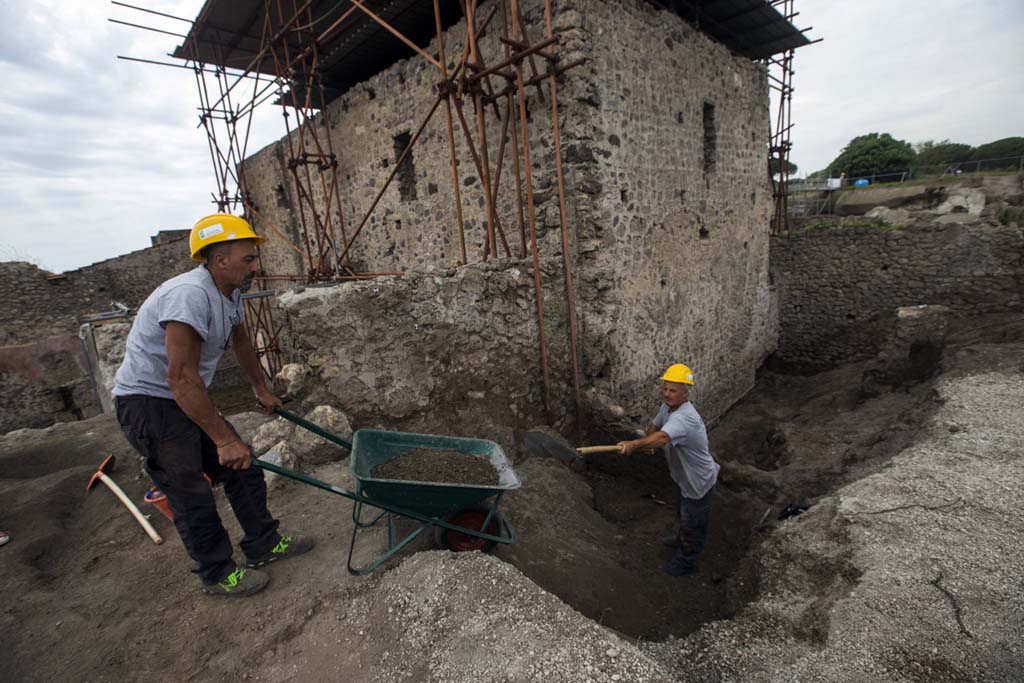 V.2.15 Pompeii. May 2018. Rooms A14 and A16 under excavation.
Photograph © Parco Archeologico di Pompei.