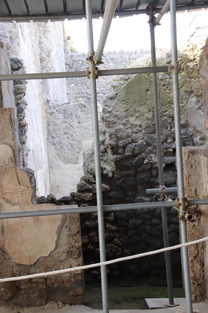 V.2 Pompeii. Casa di Orione. October 2022.
Room A15, looking north from atrium through doorway at west end. Photo courtesy of Klaus Heese.