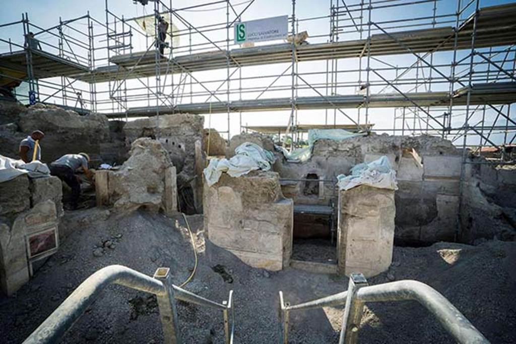 V.2.15 Pompeii. August 2018. On the south side of atrium A12 are rooms A17, A11 is in the centre and room A13 is on the right. Room A3 is on the east side to the left.
Photograph © Parco Archeologico di Pompei.