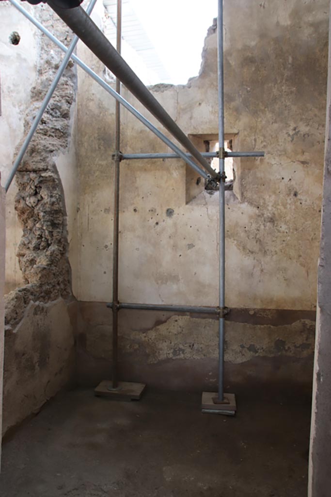V.2 Pompeii. Casa di Orione. October 2022.
Room 17, looking towards south wall of kitchen. Photo courtesy of Klaus Heese.