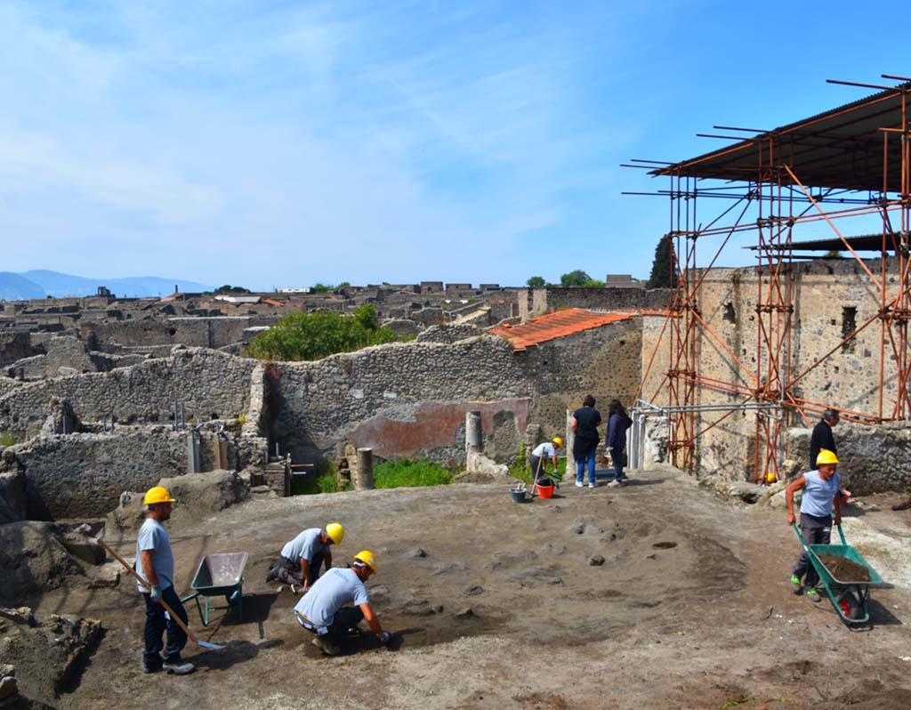 V.2.15 Pompeii. May 2018. Room A19, peristyle, is at the far end with garden 11c behind.
Two columns separate the garden from the peristyle.
Photograph © Parco Archeologico di Pompei.
