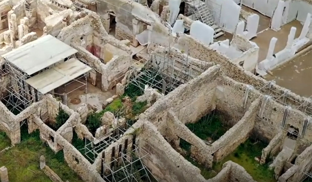 V.2.21 Pompeii. March 2020. Aerial view of excavations looking north-east across area.
The newly excavated room A1 is top with the yellow and red walls, room A20 is to its left and room A9 further left, both under the protective roof.
Photograph © Parco Archeologico di Pompei.
See V.2.21 for further photos.