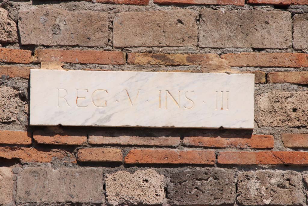V.3.1 Pompeii. September 2021. Region and insula identification plaque. Photo courtesy of Klaus Heese.
