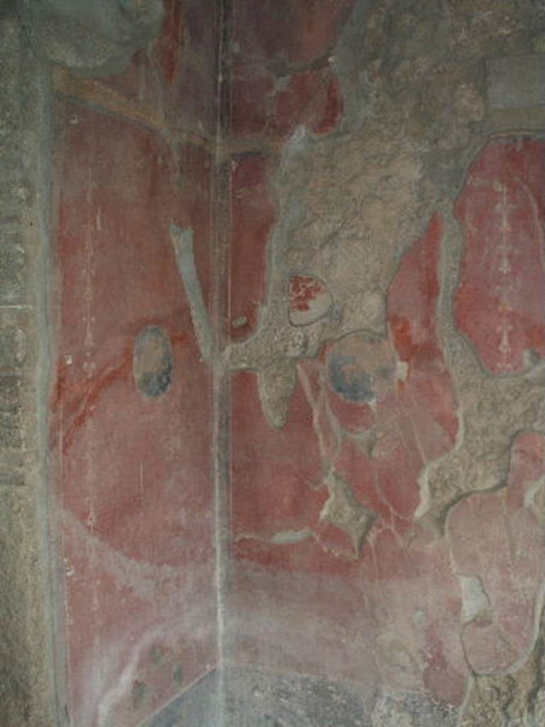 V.3.4 Pompeii, May 2005. North-east corner of tablinum. According to Sogliano, in the tablinum there were six large red panels. In the middle of the panels were paintings of medallions showing flying griffins, on black backgrounds. The lower base of the wall was painted black. See Notizie degli Scavi di Antichit�, 1905, (p.206).