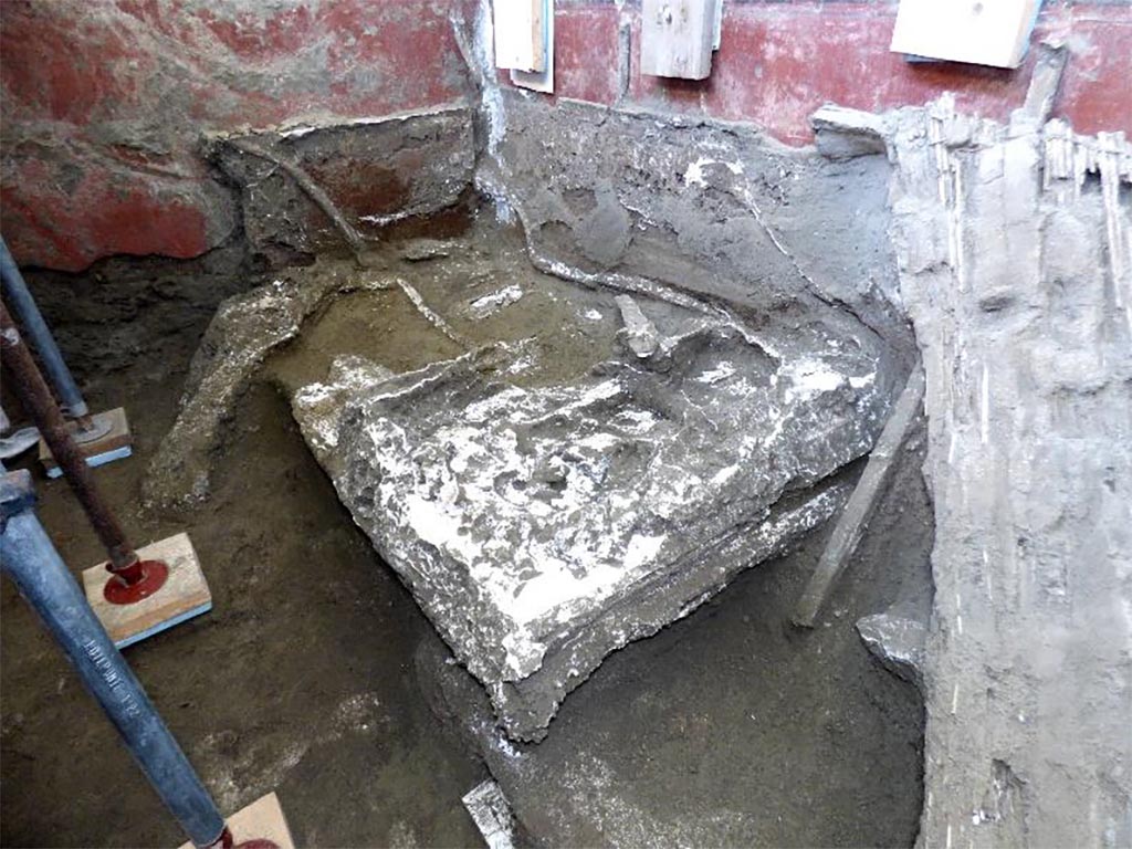 V.3.14 Pompeii. August 2022. Room 16. Letto 1.
Bed cast at the northeast corner of room 16. On the walls are casts and traces of the decorated wooden headboards.
Calco di letto presso l’angolo nord-est del vano 16. Sulle pareti calchi e tracce delle testate lignee decorate.
Photograph © Parco Archeologico di Pompei.


