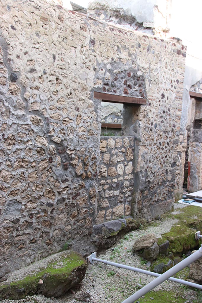 Vicolo dei Balconi, Pompeii. October 2022. 
Looking south-east towards entrance doorway B8, with doorway B9, on right. 
Photo courtesy of Klaus Heese.

Photo courtesy of Klaus Heese.
