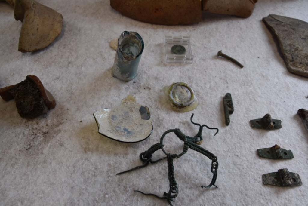 Regio V Pompeii. June 2018. Glass and bronze items found during the 2018 excavations. 
Found in the earth from the nineteenth century excavations and twentieth century carried out in the vicinity. 

Oggetti in vetro e bronzo trovati durante gli scavi del 2018.
Trovato sulla terra dagli scavi del XIX secolo e del XX secolo effettuati nelle vicinanze.

Photograph � Parco Archeologico di Pompei
