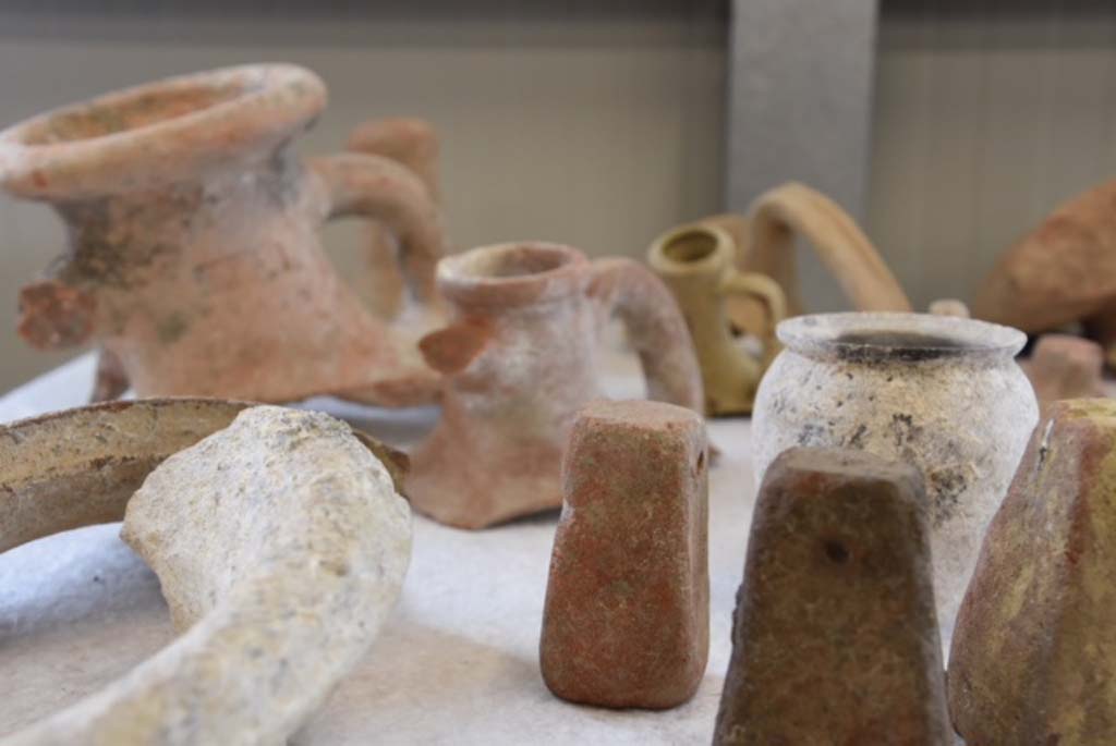 Regio V Pompeii. 2018. Terracotta items found during the 2018 excavations. 
Found in the earth from the nineteenth century excavations and twentieth century carried out in the vicinity. 

Oggetti in terracotta trovati durante gli scavi del 2018.
Trovato sulla terra dagli scavi del XIX secolo e del XX secolo effettuati nelle vicinanze.

Photograph � Parco Archeologico di Pompei.
