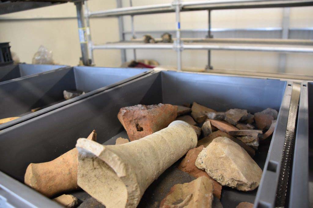 Regio V Pompeii. 2018. Terracotta items found during the 2018 excavations. Found in the earth from the nineteenth century excavations and twentieth century carried out in the vicinity. 

Oggetti in terracotta trovati durante gli scavi del 2018. Trovato sulla terra dagli scavi del XIX secolo e del XX secolo effettuati nelle vicinanze.

Photograph � Parco Archeologico di Pompei.
