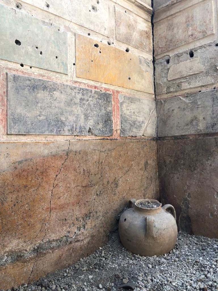 Regio V Pompeii. 2018. Terracotta pot with three handles found in the Casa di Giove in the 2018 excavations. 
Vaso di terracotta con tre maniglie trovate nella Casa di Giove negli scavi del 2018.
Photograph � Parco Archeologico di Pompei.


