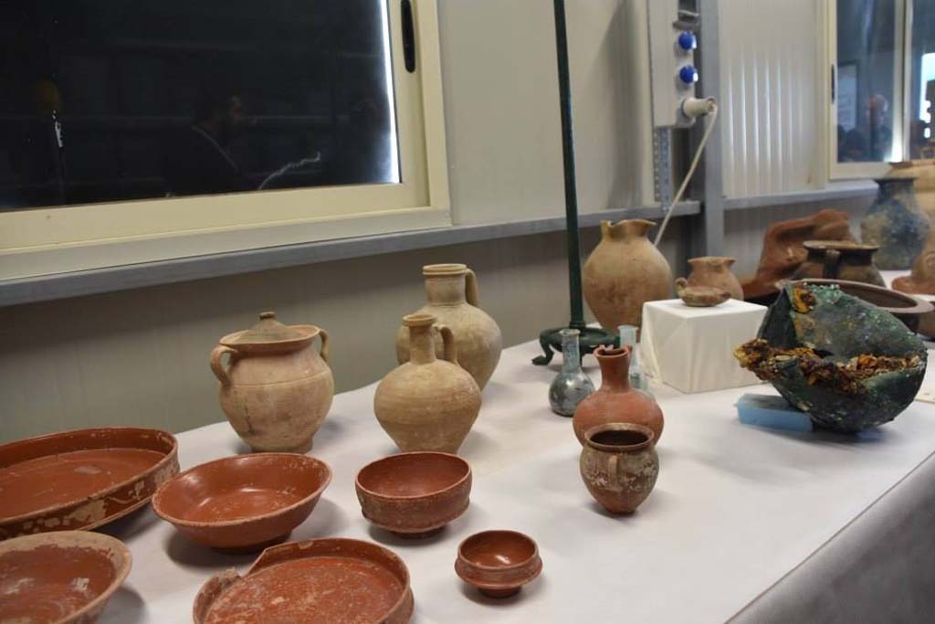 Regio V Pompeii. 2018. Ceramic and clay items found in the 2018 excavations. 

Oggetti in ceramica e argilla trovati negli scavi del 2018.in terracotta trovati negli scavi del 2018.

Photograph � Parco Archeologico di Pompei.
