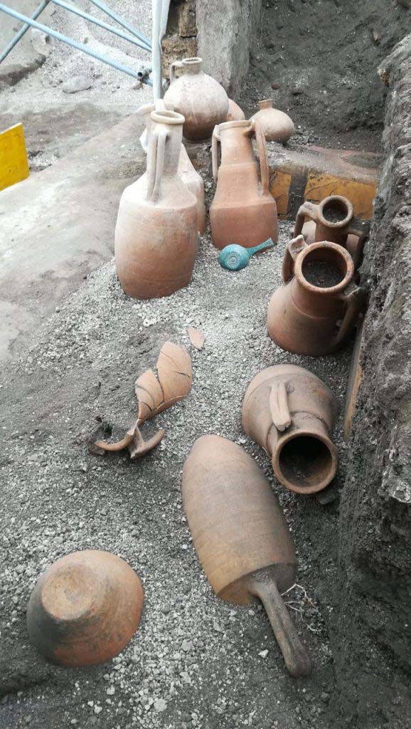 Regio V Pompeii. 2018. Amphorae found in the thermopolium with the painting of a nereid on the counter. 

Anfore trovate nel thermopolium con il dipinto di una Nereide sul bancone.

Photograph � Parco Archeologico di Pompei.
