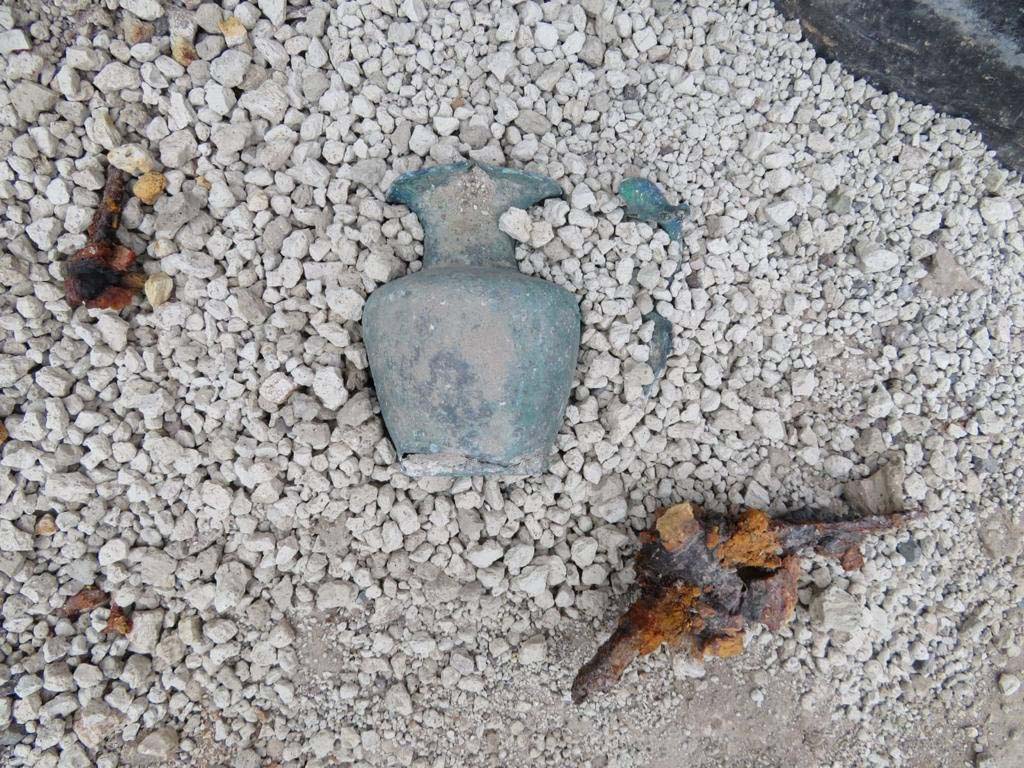 Regio V Pompeii. 2018. From the Casa del Giardino / House with Garden come two bronze jugs (oenochoes) with figurative handles enriched with small silver inserts.

Dalla Casa con Giardino / Casa del Giardino provengono due brocche in bronzo (oenochoe) con anse figurate e arricchite di piccoli inserti in argento.

Photograph � Parco Archeologico di Pompei.
