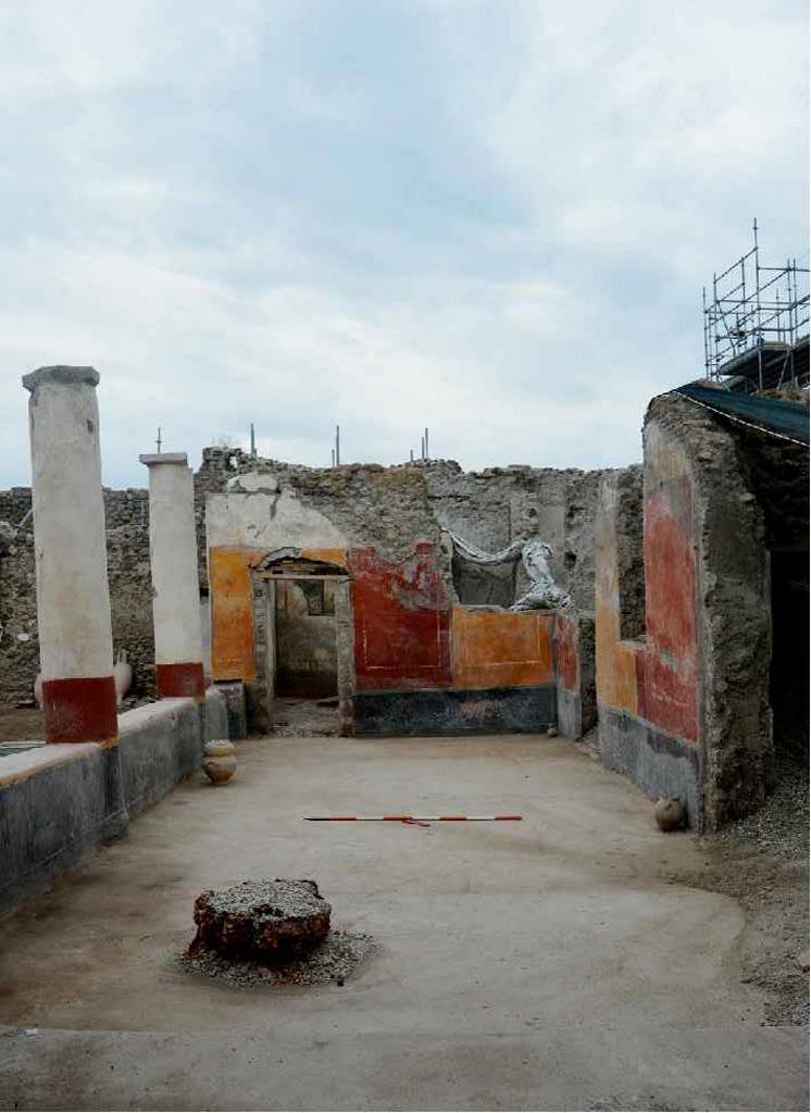 Regio V Pompeii. 2018. Casa del Giardino portico with brazier and other finds still on floor.
Casa del Giardino portico con braciere e altri reperti ancora sul pavimento.
Photograph � Parco Archeologico di Pompei.


