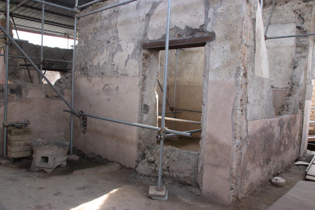 V.3 Pompeii. Casa del Giardino, October 2022.  
Room 5, looking south-west across atrium towards doorway to room 8, and entrance corridor/fauces, on right. Photo courtesy of Klaus Heese.

