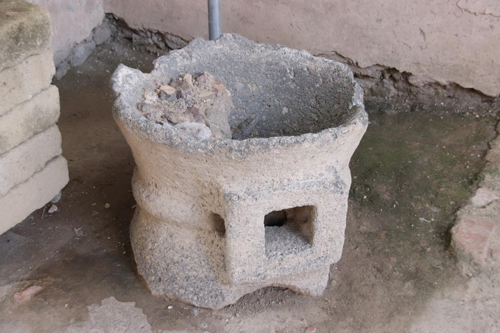 V.3 Pompeii. Casa del Giardino, October 2022. Room 5, detail of mill in south-west corner of atrium. Photo courtesy of Klaus Heese. 